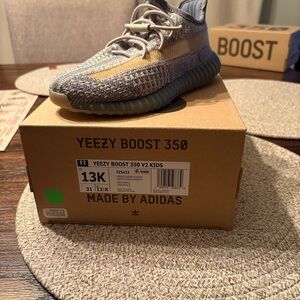 Adidas Yeezy Boost 350 V2 Kids in Gray and Tan